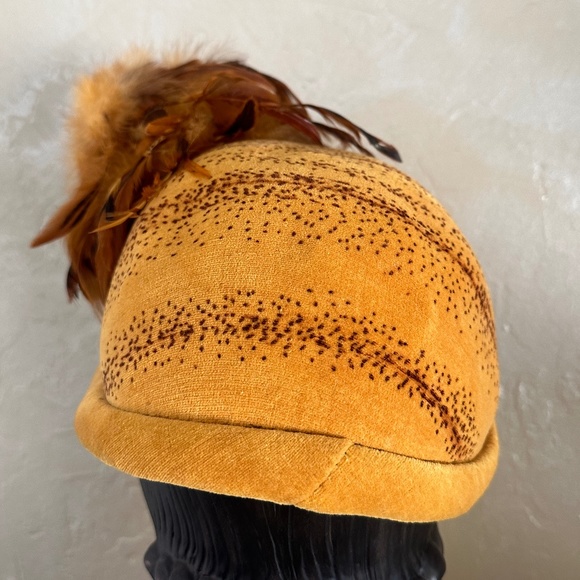 GLORIOUS 1950s\' MUSTARD COLOR DOTTED VELOUR AND FEATHER TRIMMED COCKTAIL HAT main image 5